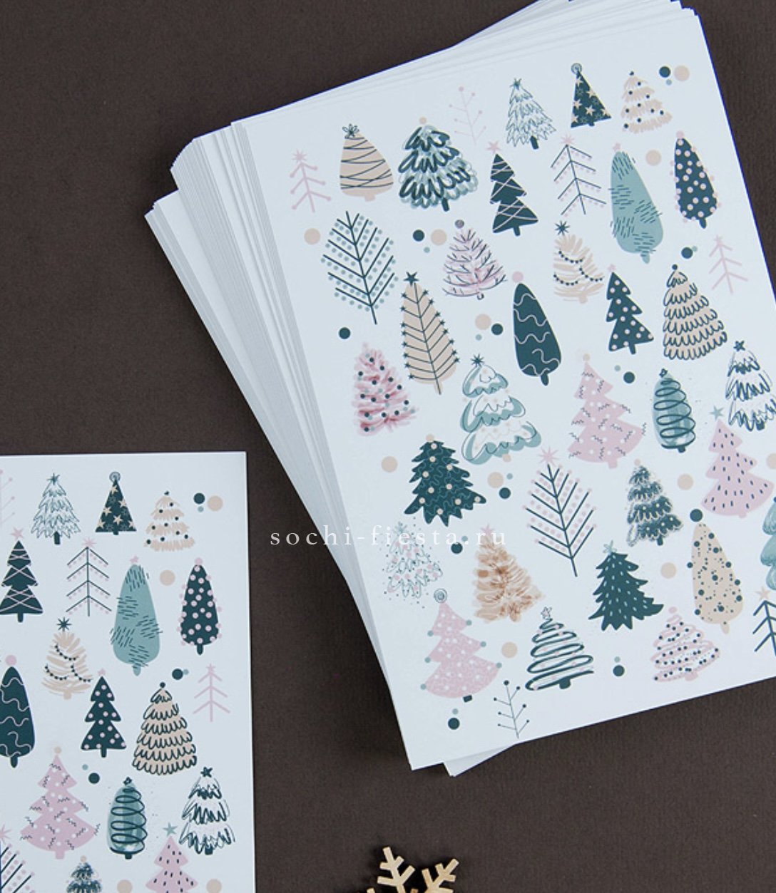 новогодняя корзина с амариллисом и хвойными ветвями для корпоративного подарка в городе