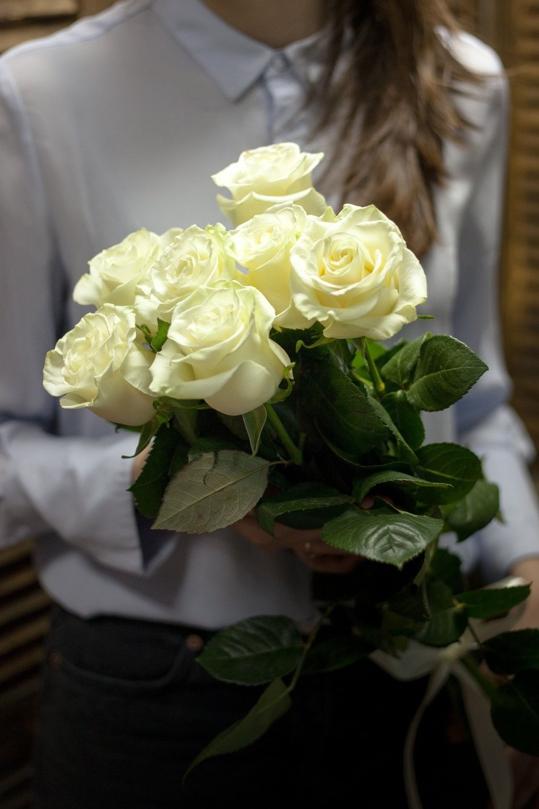 шляпная коробка с розами и гипсофилой для подарка в Нальчике