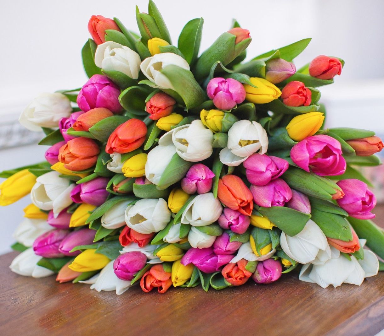 корпоративная композиция с розами и хризантемами для офиса в Нальчике