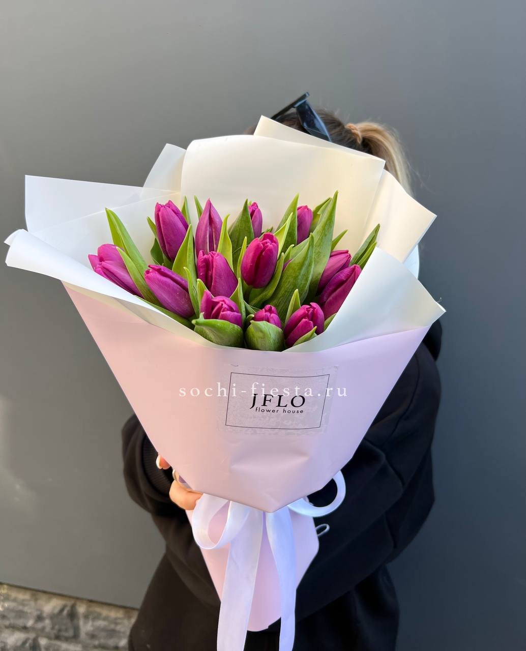 видовой каталог с розами и пионами в студии флористики в Нальчике