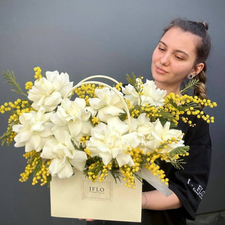 Французские Розы и мимоза  в сумочке  в Нальчике