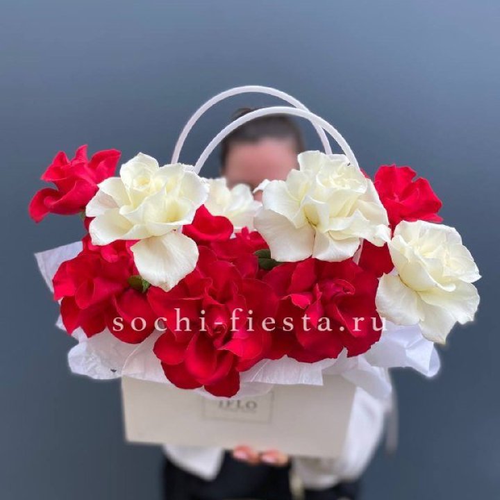 Сумочка  красных и белых роз в Нальчике