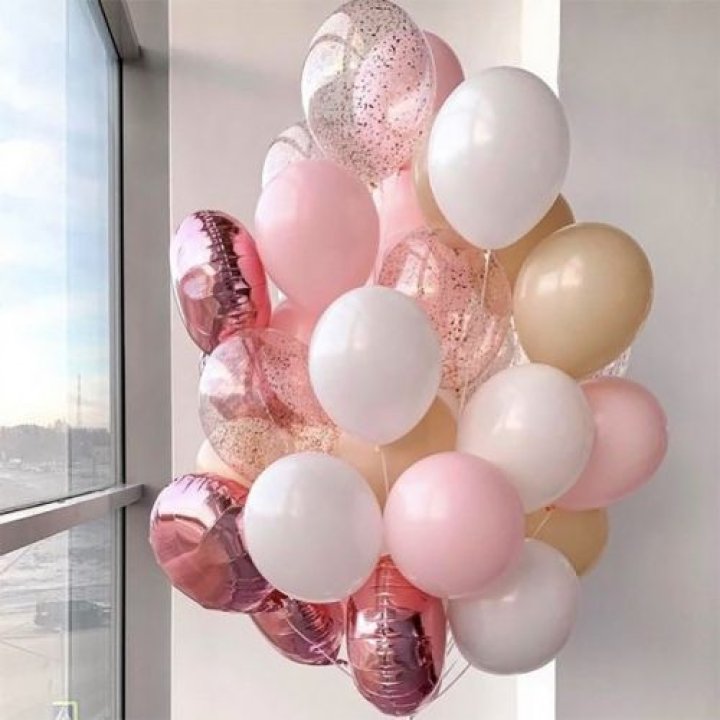 Фонтан шаров розового и белого цветов в Нальчике