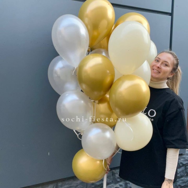 Облако шаров из белого и золотого оттенков в Нальчике