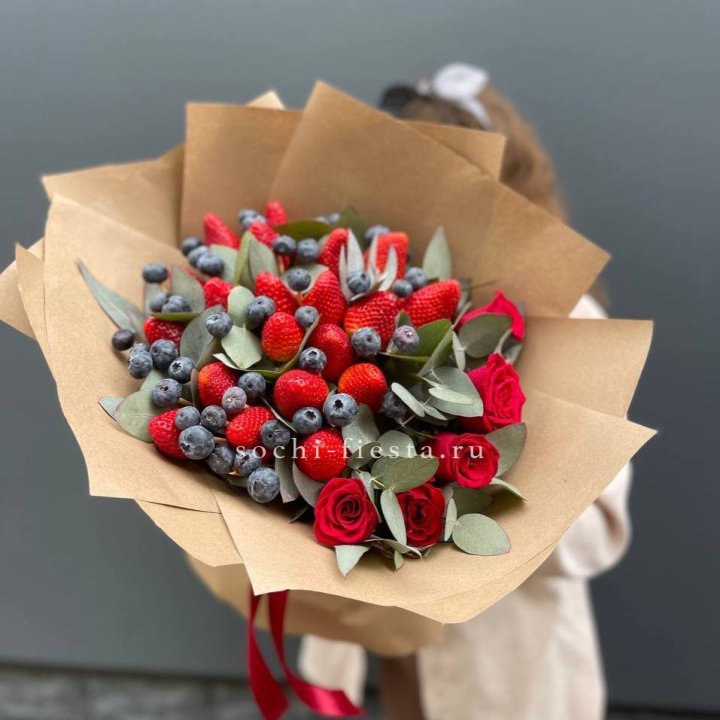 Клубника и голубика с цветами в Нальчике