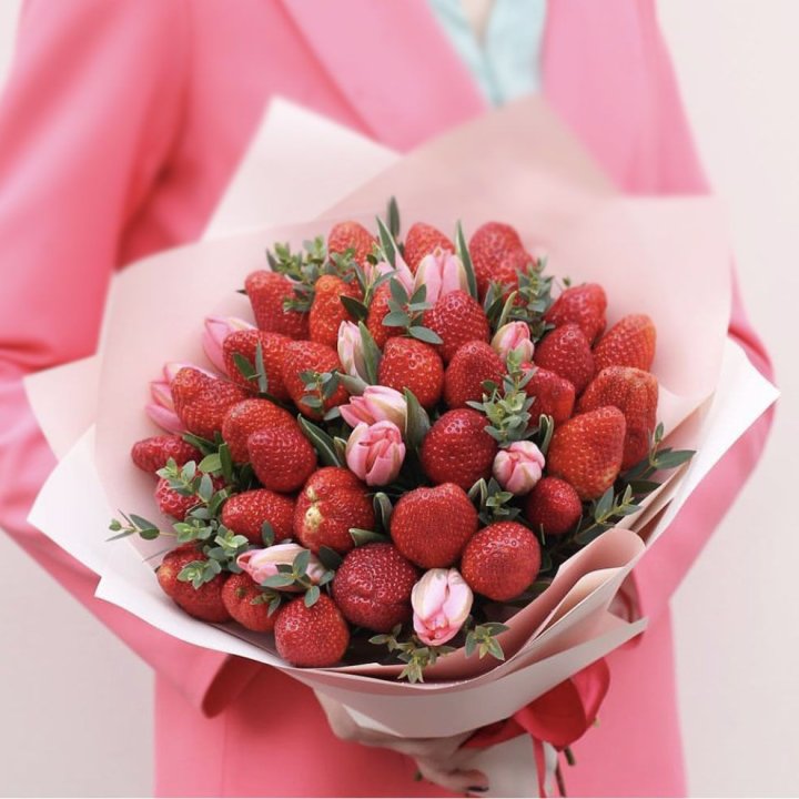 Тюльпаны и клубника в Нальчике