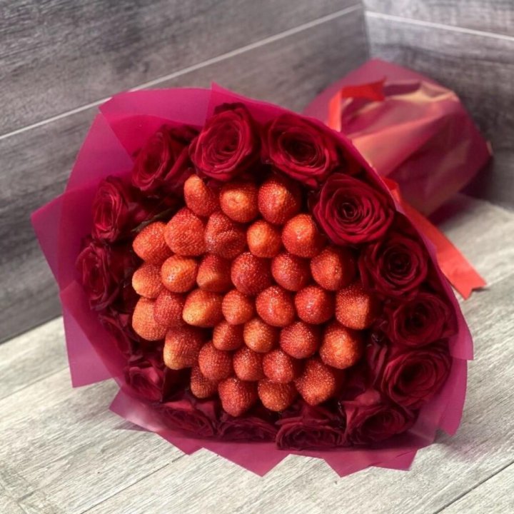 Клубничный букет с розами в Нальчике