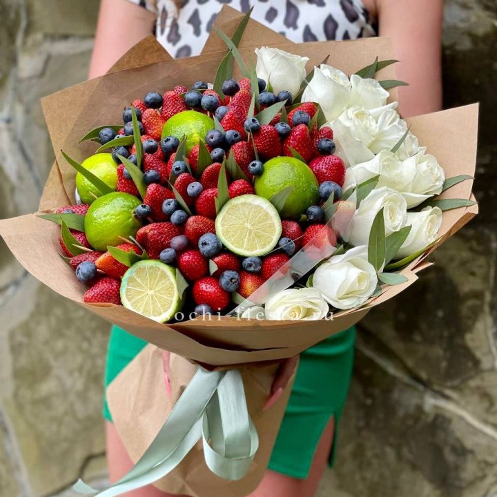 Ягодно-цитрусовый букет с розами в Нальчике