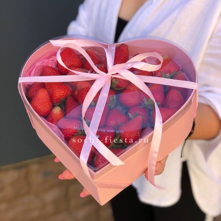 Коробочка сердце  с клубникой в Нальчике