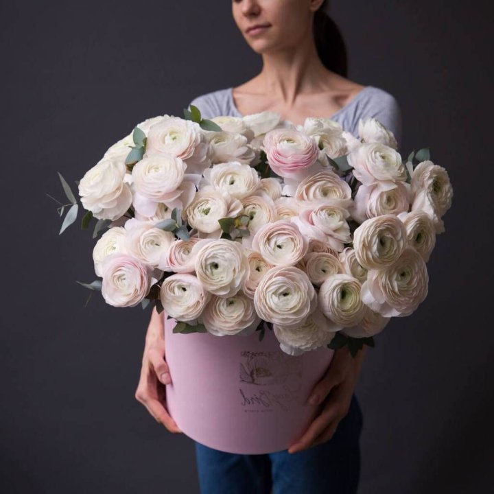 Бокс с ранункулюсами в Нальчике