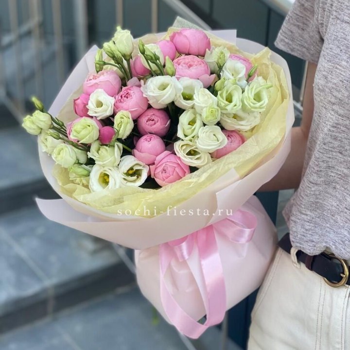 Букет кустовых роз с эустомой в Нальчике