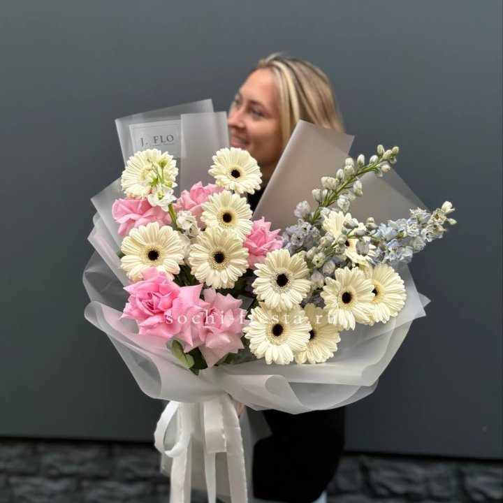 Букет роз и гербер в Нальчике