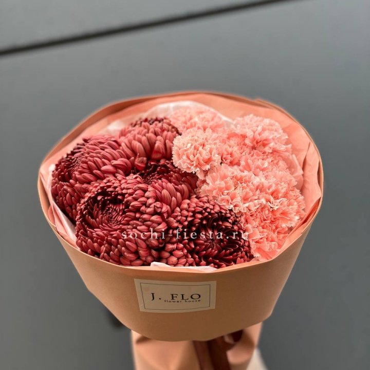 Букет хризантем и диантусов  в Нальчике