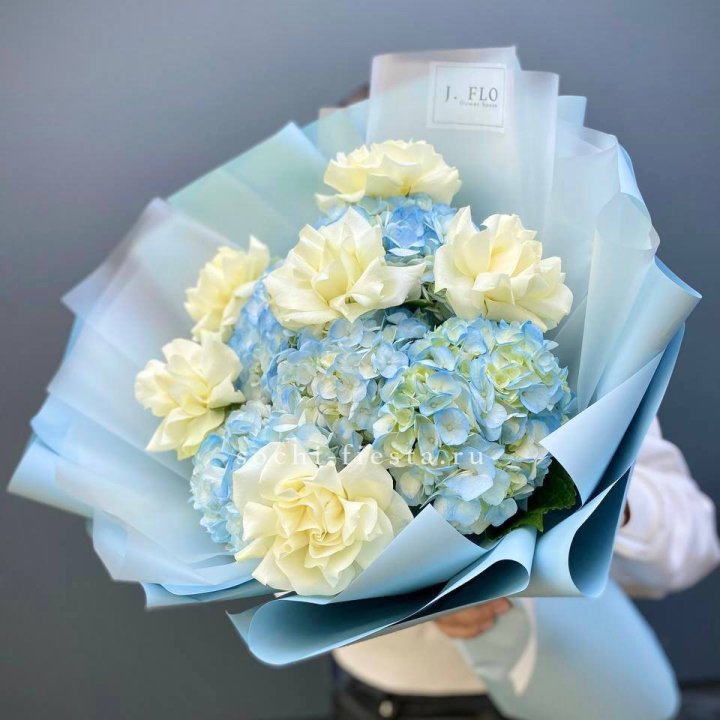  Букет из голубых гортензий и роз  в Нальчике