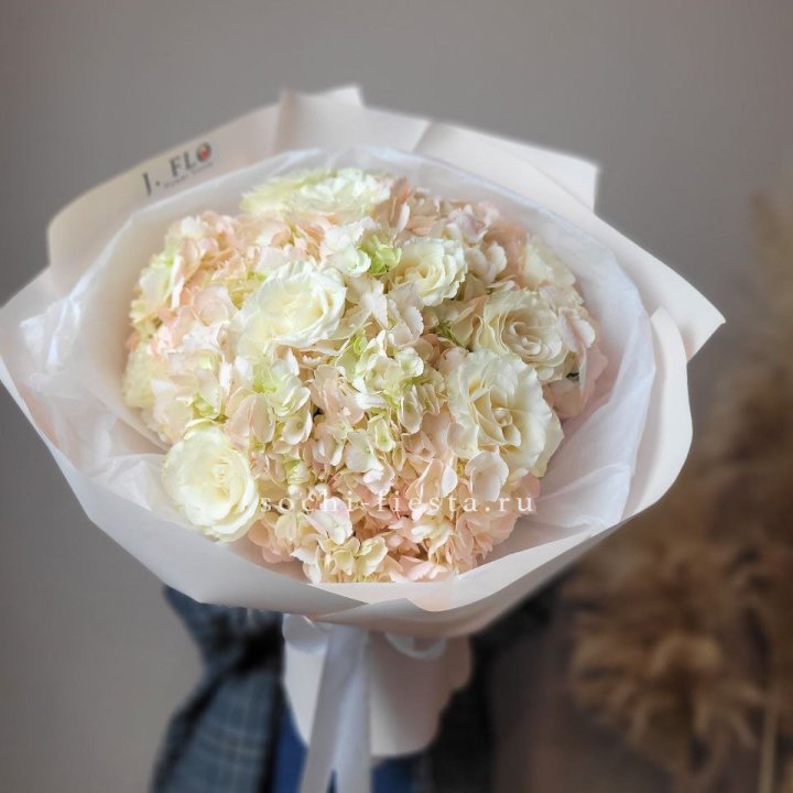  Букет гортензии и роз  в Нальчике