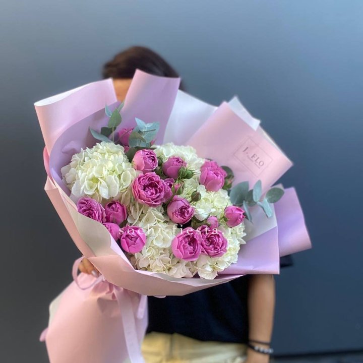 Букет белых гортензий и пионовидных роз  в Нальчике