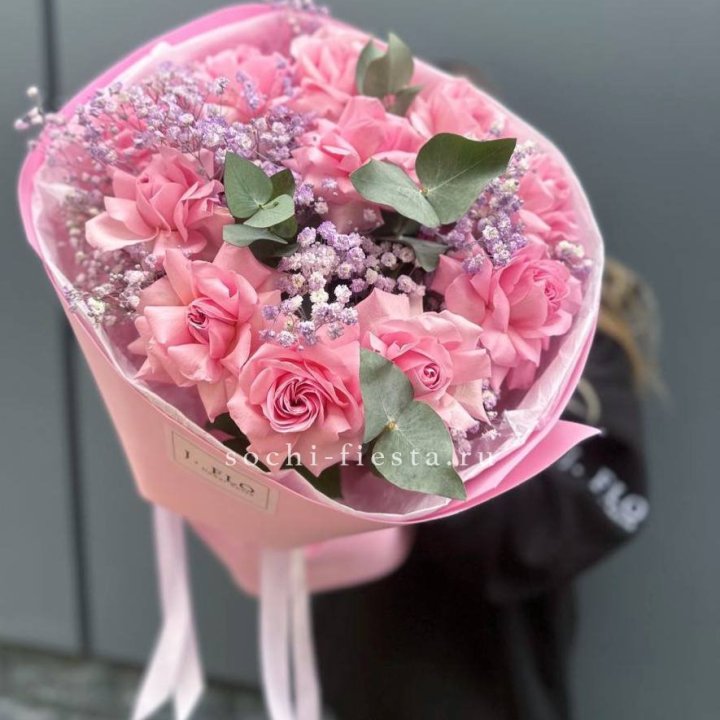 Розовые французские розы с гипсофилой в Нальчике