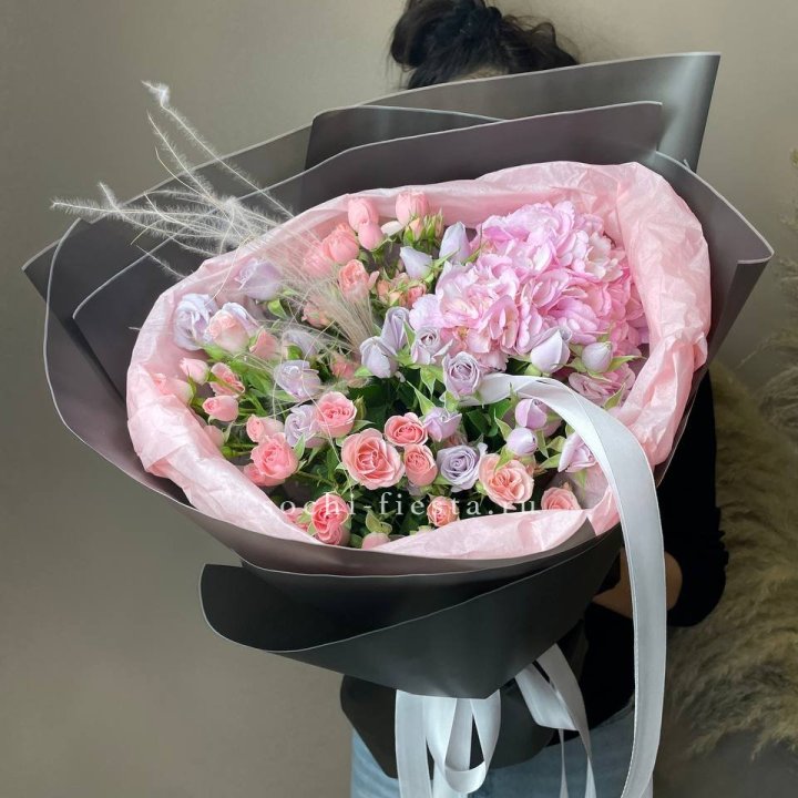  Букет гортензии и роз "Саперави" в Нальчике