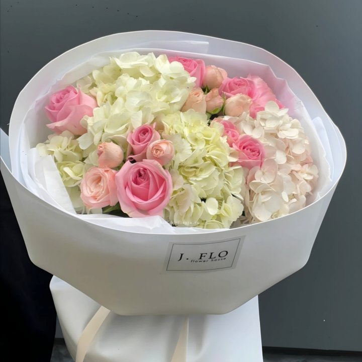  Букет гортензии и роз  "Тиамо" в Нальчике