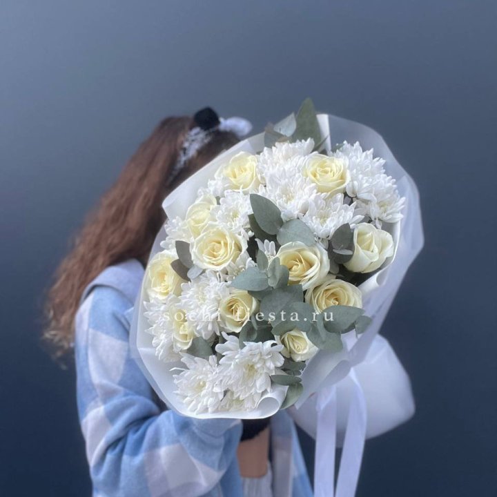  Букет белых роз с хризантемой  в Нальчике