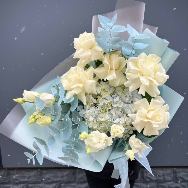 Букет с гортензией и белыми французскими розами в Нальчике