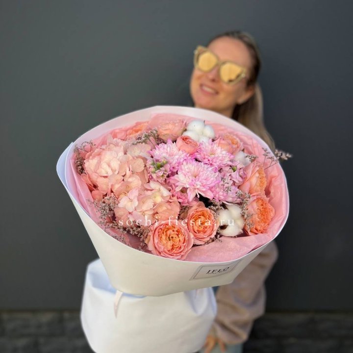 Букет гортензии и кустовых роз  в Нальчике