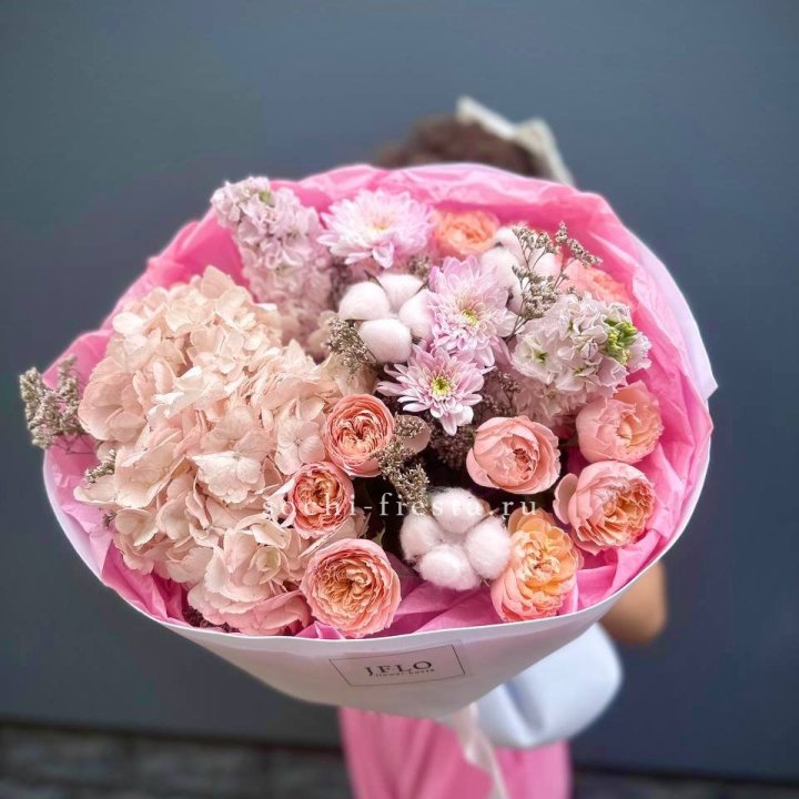 Букет гортензии и кустовых роз "Абрассо" в Нальчике