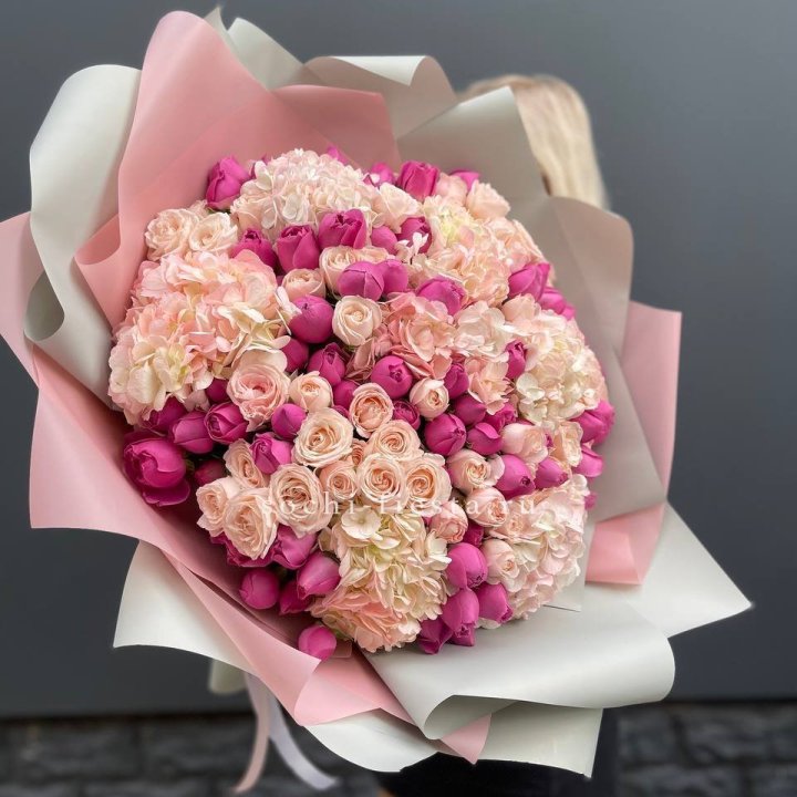 Букет кустовые розы и гортензия в Нальчике