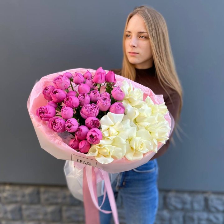 Дуо белых и кустовых роз в Нальчике