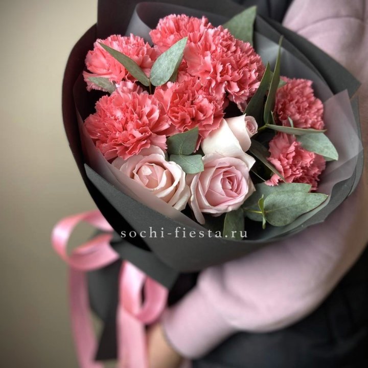 Букет из роз и диантусов "Пенелопа" в Нальчике