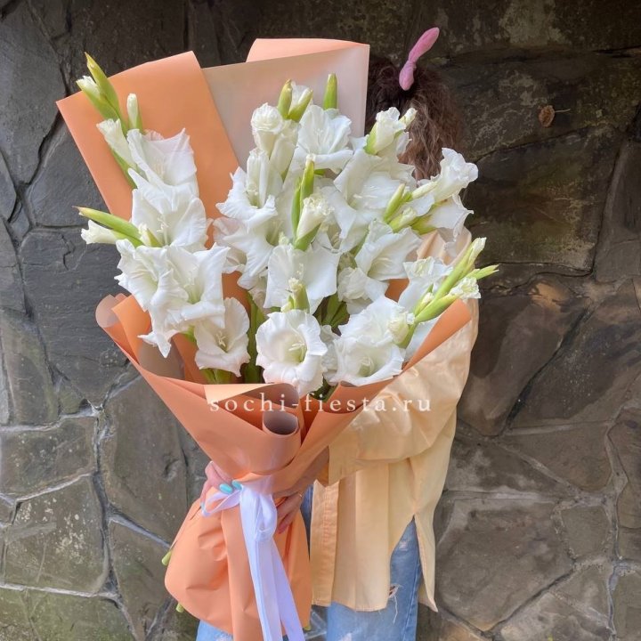 Букет белых гладиолусов  в Нальчике
