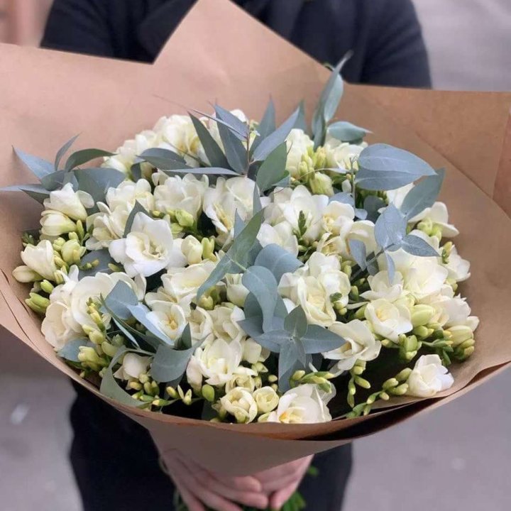 51 фрезия с эвкалиптом в Нальчике