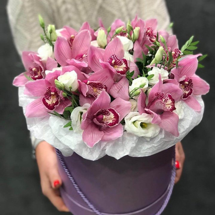 Орхидея и эустома в шляпной коробке в Нальчике