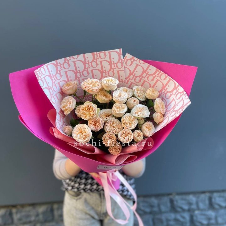 9 пионовидных роз в Нальчике