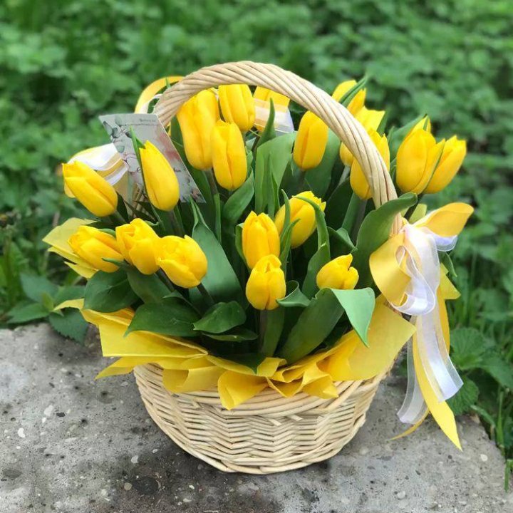 25 желтых тюльпанов в корзине в Нальчике