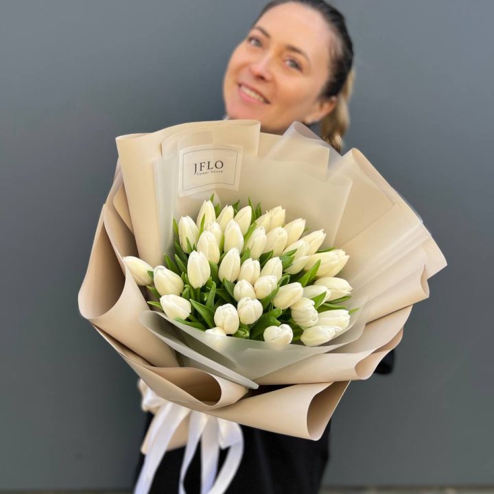 35 белых тюльпанов в Нальчике