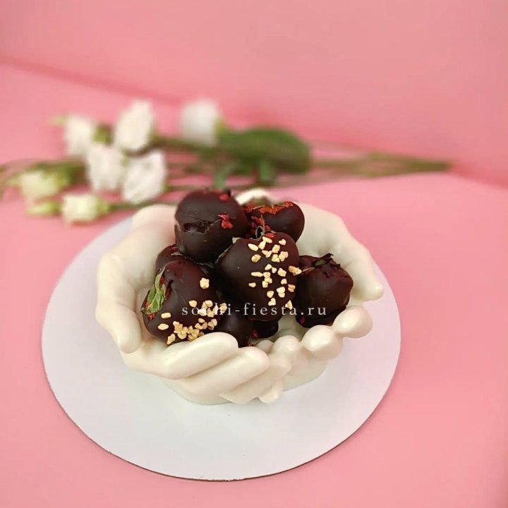 Клубника в шоколаде на шоколадных ладонях  в Нальчике
