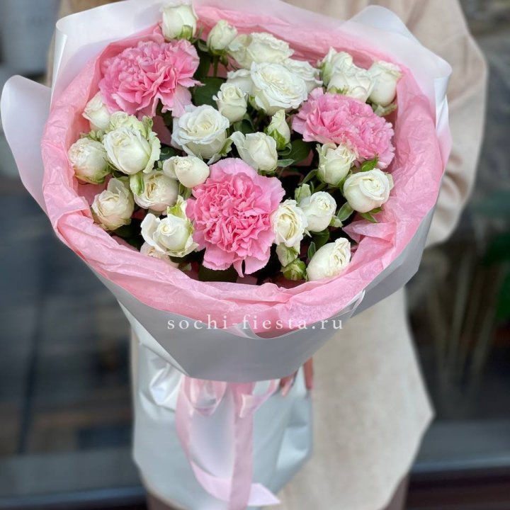 Букет розы с диантусами "Блэш" в Нальчике