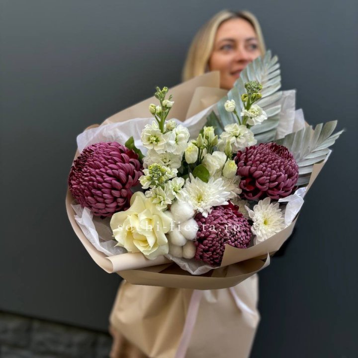 Хризантемы с маттиолой розами эустомой Чика в Нальчике