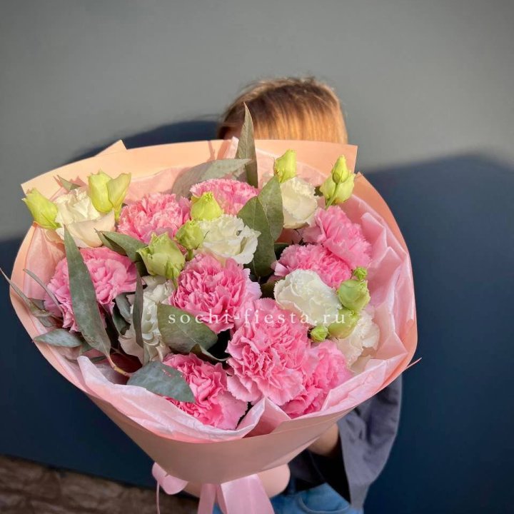 Букет гвоздик и  эустом "Сири" в Нальчике