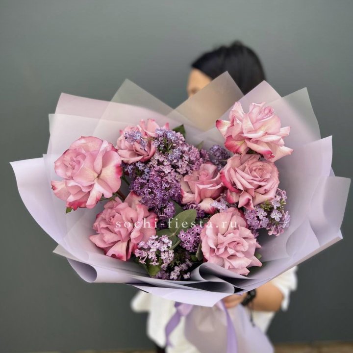 Букет из розовых роз и сирени в Нальчике