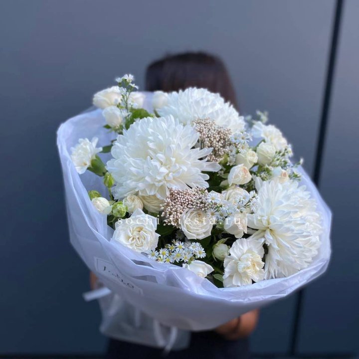 Букет хризантем и роз вайт шотс в Нальчике