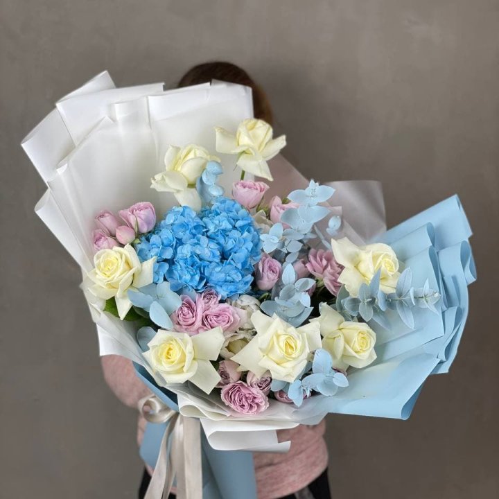Дизайнерский букет "Блю скайфорт" в Нальчике