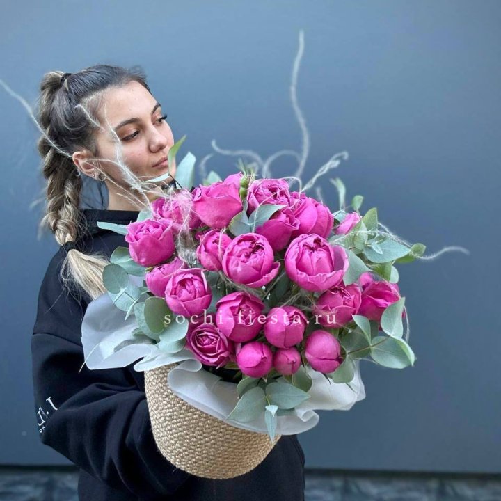 Пионовидные розы  в джутовом кашпо  в Нальчике