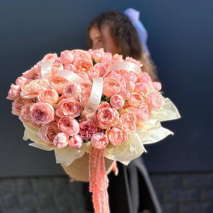 Кустовые розы Джульетта в джутовом кашпо в Нальчике