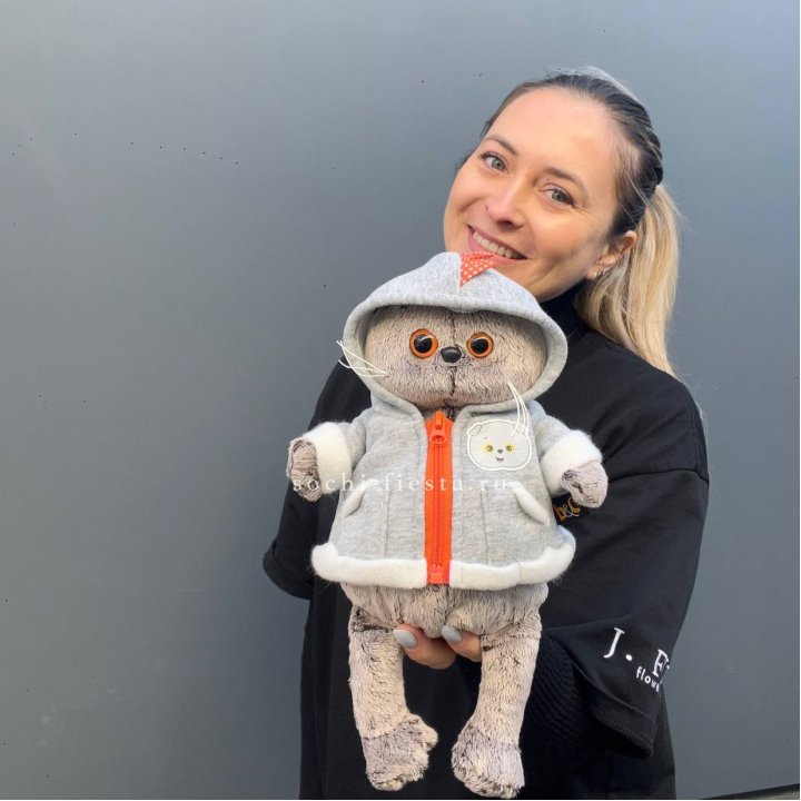 Кот Басик в толстовке в Нальчике