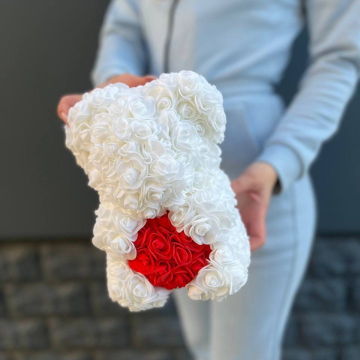 Медведь с красным седцем в Нальчике