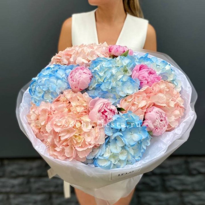 Дуобукет гортензии с пионами  в Нальчике