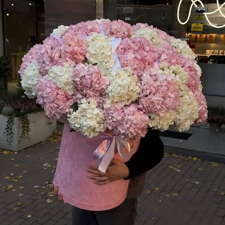 Дизайнерский цилиндр с гортензиями  в Нальчике