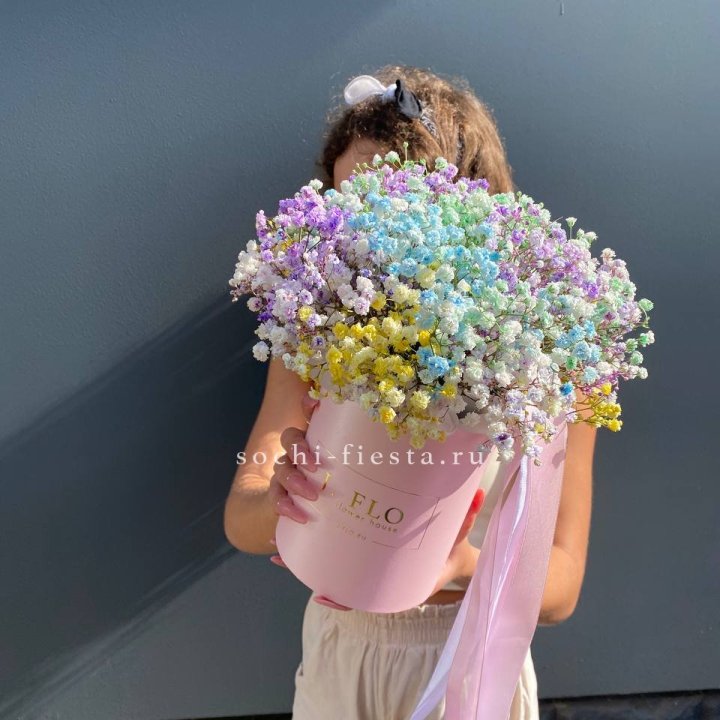 Радужные гипсофилы в шляпной коробке в Нальчике